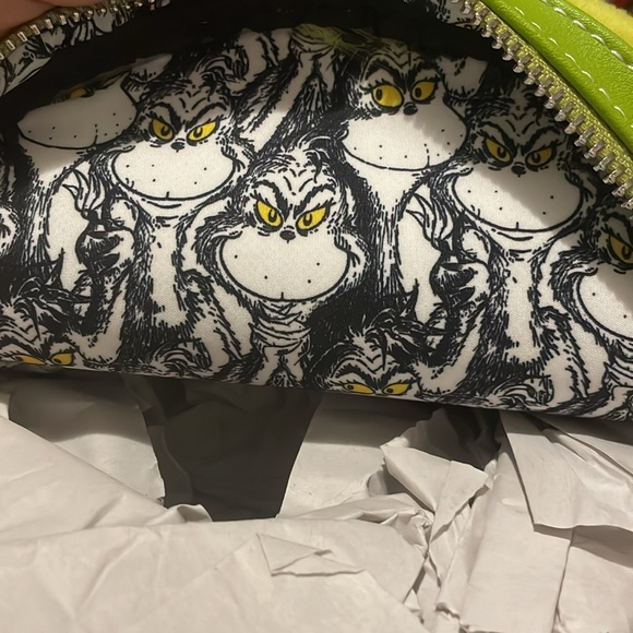 Loungefly The Grinch Santa Hat Christmas Cosplay Mini Backpack Fur Removable Hat - Picture 6 of 6